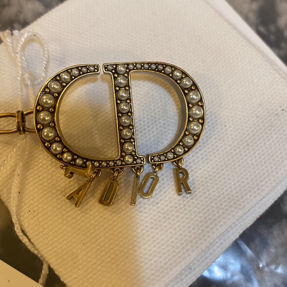 Dior 30 MONTAIGNE BROOCH Antique Gold-Finish Metal and White Resin Pearls - Picture 6 of 6